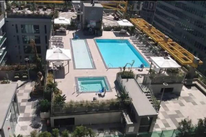 Comfy Cozy Apt with pool & hot tub in downtown LA'